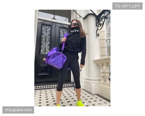 刷到梅根·拉皮诺穿运动裤拎香奈儿包去街角咖啡,那反差我笑抽了 刷到梅根·拉皮诺穿运动裤拎香奈儿包去街角咖啡,那反差我笑抽了